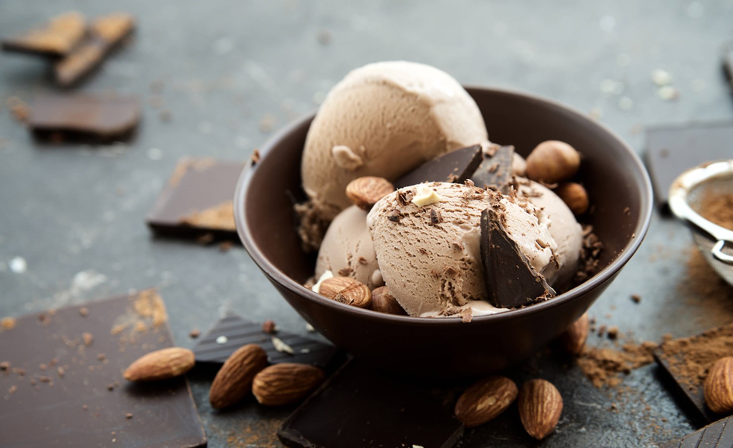 Emulsifiers and stabilisers for moulded ice creams