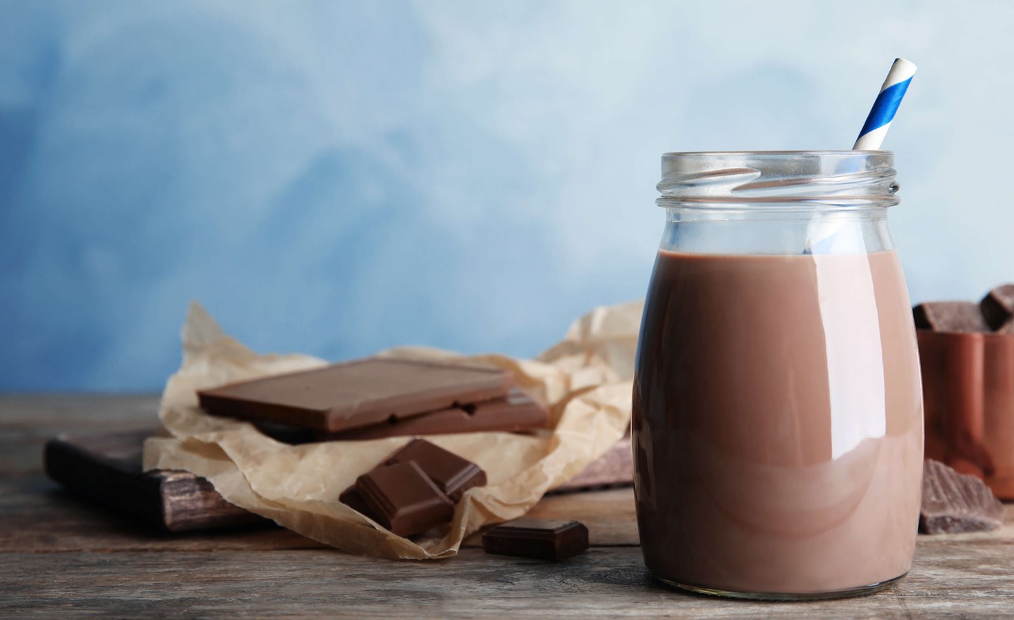 Emulsifiers and stabilisers for chocolate milk