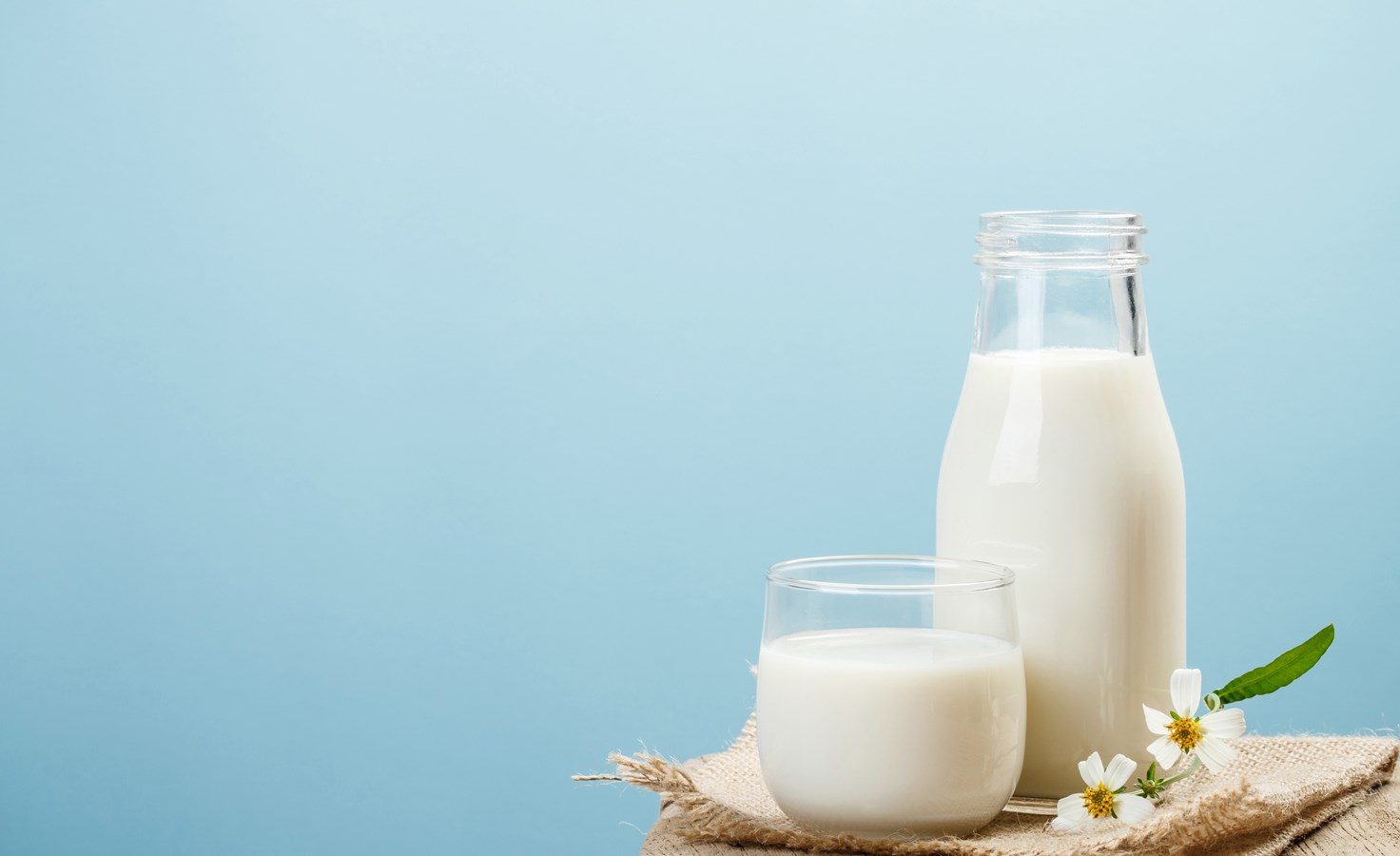 Emulsifiers and stabilisers for UHT recombined milk